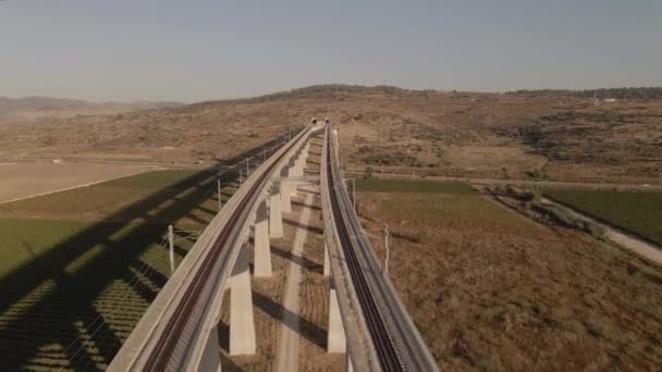 Železniční Trať Mostě Přes Údolí Vedoucí Přes Terén Kopce Izraeli — Stock video