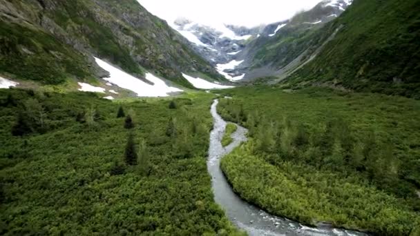 Alaska Havacılık Manzarası Nehirli Yeşil Vadi Küçük Kar Parçaları — Stok video