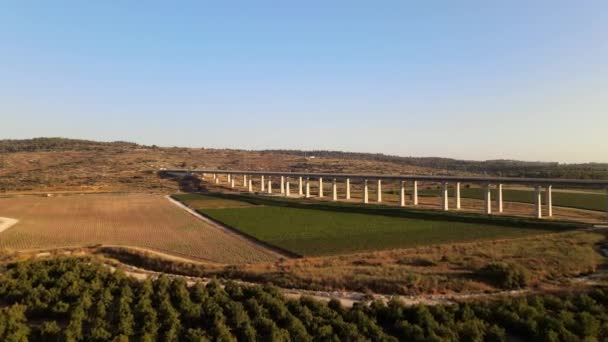 Vista Aérea Largo Puente Sobre Paisaje Con Campos Prados Atardecer — Vídeo de stock