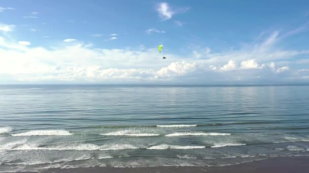 Ein Gleitschirmflieger Über Dem Pazifik Einem Strand Costa Rica — Stockvideo