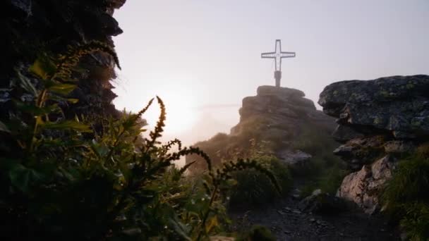 Austrian Alps Summit Cross Flowers Rocks Foreground Sun Shining Low — Wideo stockowe