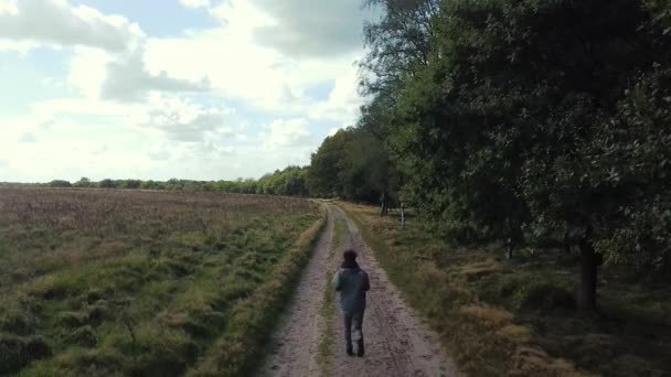 Tiro Siguiente Chico Corriendo Través Naturaleza — Vídeos de Stock