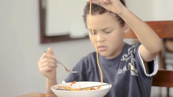 Miért Eszik Spagettit Egy Tálból Stock Video — Stock videók