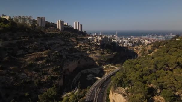 Uitzicht Een Kronkelende Weg Tussen Heuvels Met Havenstad Haifa Vroege — Stockvideo
