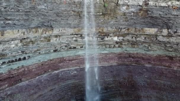 Spectaculair Uitzicht Beroemde Devils Punchbowl Rotsformatie Met Waterval Die Naar — Stockvideo