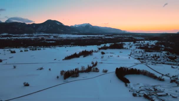 Drone Skott Berg Fält Och Landskap Vintern Vid Gyllene Timme — Stockvideo