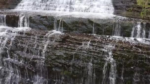 在加拿大安大略省汉密尔顿的Albion Falls拍摄的近距离空中跟踪镜头 拍摄到瀑布式泉水从地下流下的岩石台阶的细节 — 图库视频影像