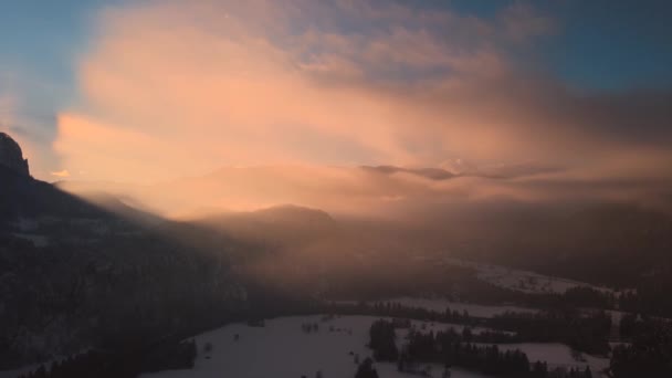 Dron Záběr Tajemné Krajiny Při Západu Slunce Horách Pokryté Mraky — Stock video