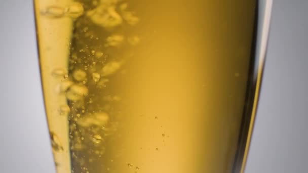 Extreme Close Champagne Gouden Bellen Transparante Fluit Slow Motion — Stockvideo