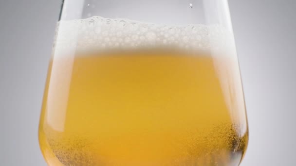 Bulles Co2 Ralenti Flottant Autour Bière Dorée Dans Verre Fond — Video