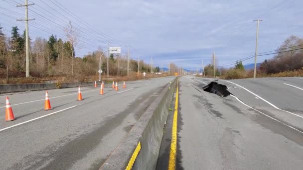 Eine Große Doline Und Zerstörter Straßenbelag Entlang Des Highway Die — Stockvideo