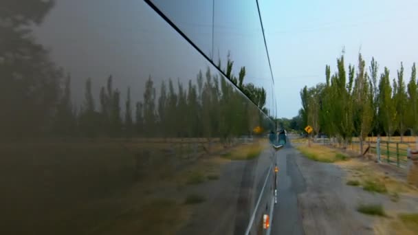 Zijaanzicht Van Een Openbare Bus Shuttle Schoolbus Rijden Weg Reflectie — Stockvideo