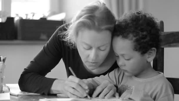 Pojke Barn Gör Läxor Lära Sig Hemma Med Mamma Sitter — Stockvideo