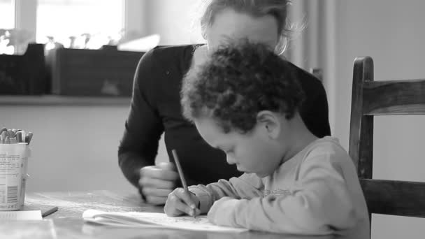 Niño Niño Haciendo Tarea Aprendizaje Casa Con Madre Sentada Video — Vídeos de Stock
