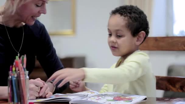 Menino Criança Fazendo Lição Casa Aprendendo Casa Com Mãe Sentada — Vídeo de Stock