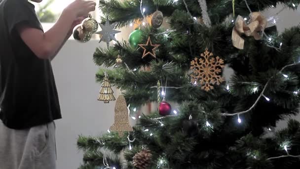 Zelená Vánoční Stromeček Dekorativní Vánoční Koule Šedým Pozadím Stock Videa — Stock video
