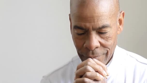 Ember Imádkozik Istenhez Kéz Együtt Karib Tengeri Ember Imádkozik Szürke — Stock videók