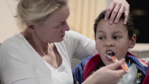 Παιδί Βουρτσίζει Δόντια Μητέρα Στο Σπίτι Απόθεμα Βίντεο — Αρχείο Βίντεο
