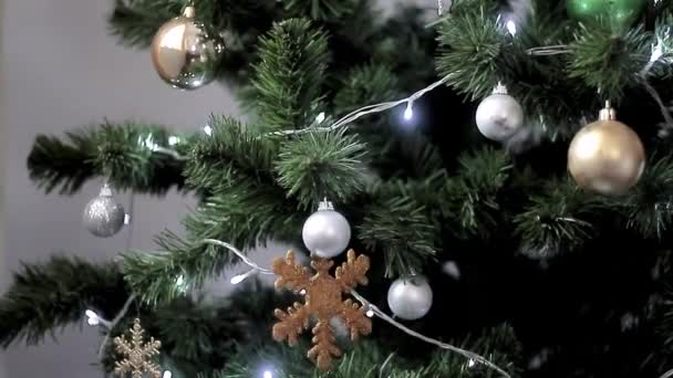 Gri Arkaplan Videolu Dekoratif Noel Toplarıyla Yeşil Noel Ağacı — Stok video