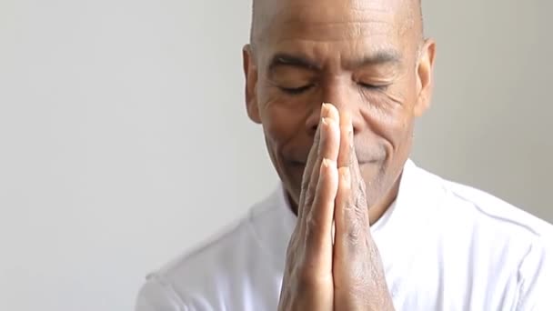 Man Till Gud Med Händerna Tillsammans Karibisk Man Med Grå — Stockvideo