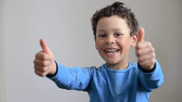 Chłopiec Pokazując Kciuki Górę Gest Biały Szary Tło Magazyn Wideo — Wideo stockowe