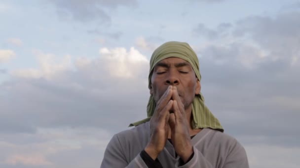 Чорний Чоловік Молиться Богу Карибському Молиться Блакитним Небом Фоновому Відео — стокове відео