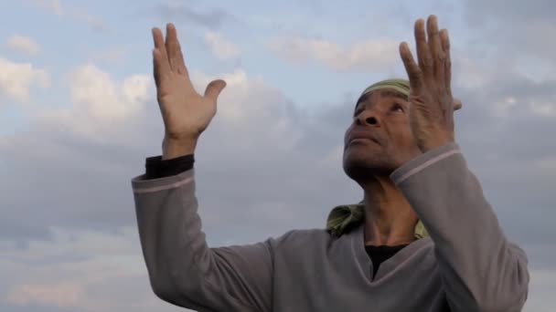 Człowiek Modlący Się Boga Karaibów Człowiek Modlący Się Niebieskim Niebem — Wideo stockowe