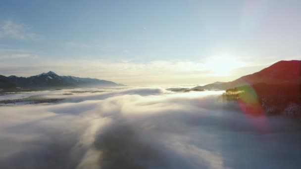 Drone Tourné Paysage Incroyable Couvert Brouillard Avec Les Montagnes Environnantes — Video