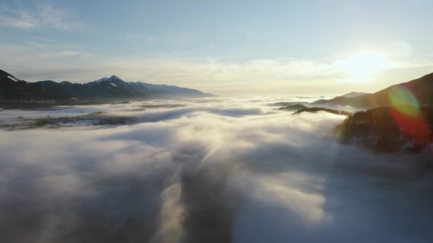 Drone Tourné Paysage Incroyable Couvert Brouillard Avec Les Montagnes Environnantes — Video