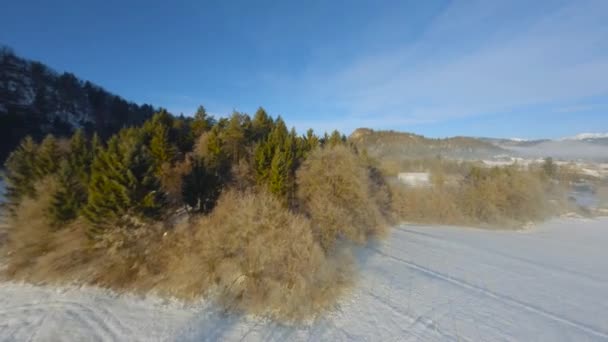 Fpv Drone Shot Krajina Pokrytá Mlhou Okolními Horami Dopoledních Hodinách — Stock video