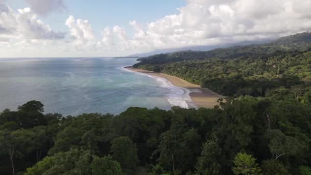 Vista Aérea Una Hermosa Costa Costarricense Vacía Con Playa Arena — Vídeo de stock
