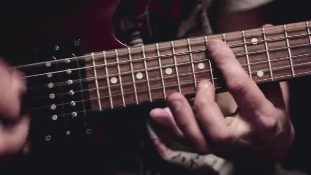 ロックバンドのストックビデオでギターを弾いている男性は — ストック動画