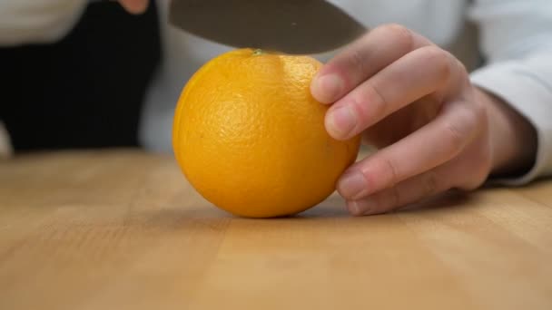 Cortar Una Naranja Pedazos — Vídeos de Stock