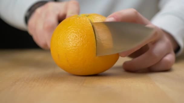 Cortar Fruta Por Mitad Con Cuchillo Afilado — Vídeos de Stock