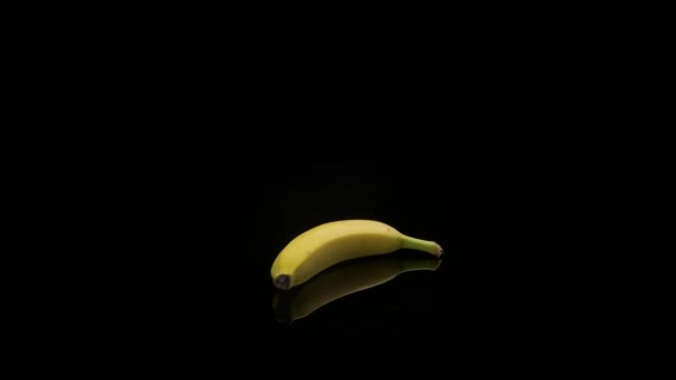 Alejarse Del Plátano Sobre Fondo Negro Subterráneo — Vídeos de Stock