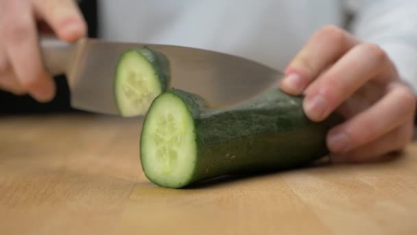 Komkommer Plakjes Snijden Met Een Scherp Mes — Stockvideo