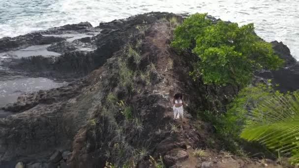 Vista Aérea Rastreando Uma Senhora Caminhando Penhasco Costa Costa Rica — Vídeo de Stock