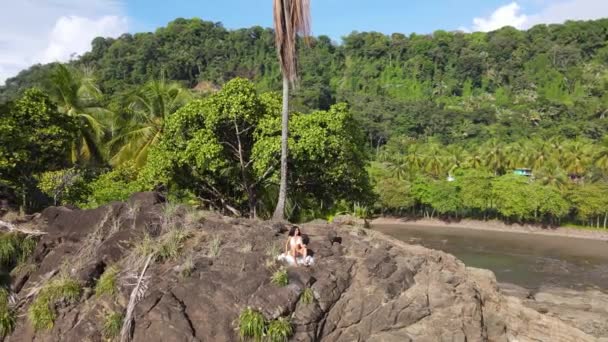 Wide Aerial View Lady Sitting Resting Cliff Edge Costa Rica — стокове відео