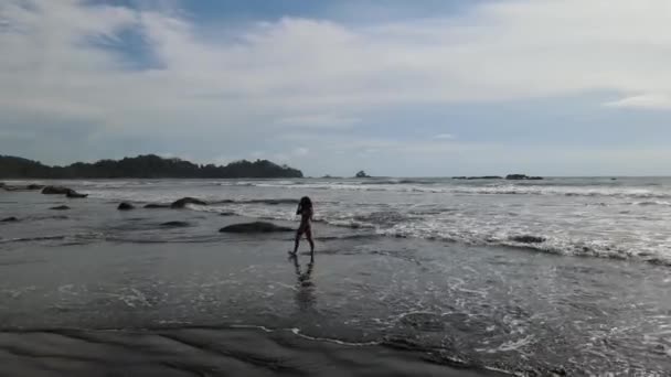 Kosta Rika Sahilde Yürüyen Bir Bayanı Geniş Açıdan Çekiyoruz Yaz — Stok video