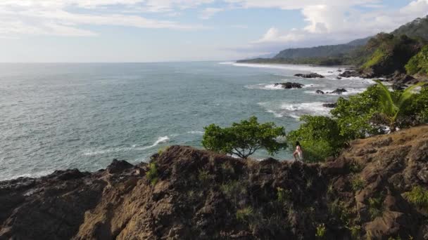 Леді Йде Скелі Видом Океан Коста Риці Повітряний Відстеження — стокове відео