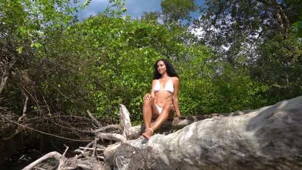 Menina Bonita Biquíni Banhos Sol Sentado Uma Praia Com Selva — Vídeo de Stock