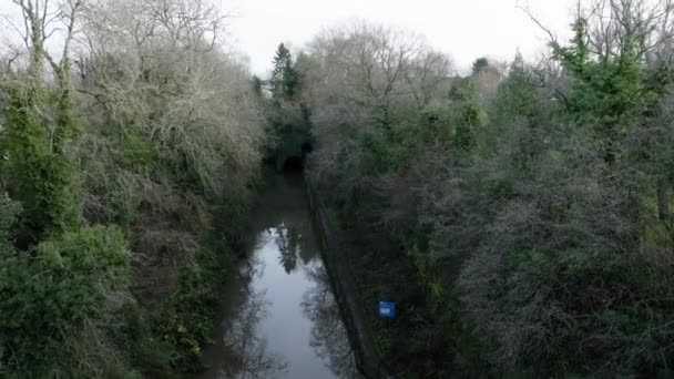 Grand Union Canal Cutting Shrewley Tunnel Entrance Warwickshire Aerial Slow — Stock video