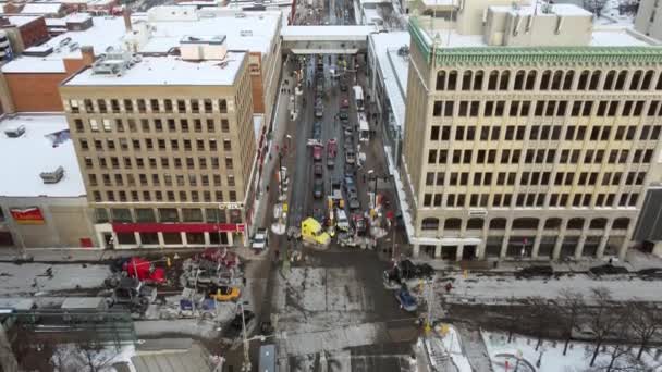 Caminhões Grandes Comboio Liberdade Bloqueiam Vários Cruzamentos Centro Nevado Cidade — Vídeo de Stock