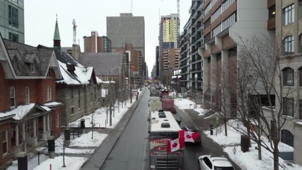 Drapeaux Canadiens Flottant Dans Vent Camions Multiples Bloquant Une Route — Video