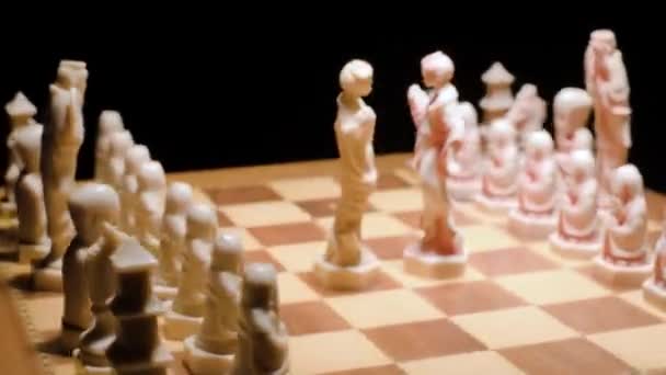 Kamera Obíhá Šachovnici Bitva Královen Tematické Šachové Figurky — Stock video