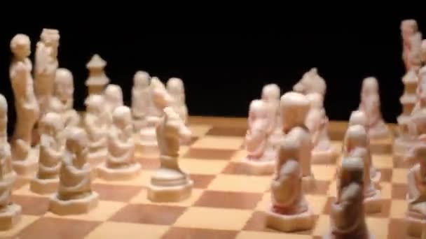 Chessboard Roterar Ett Schackspel Kamera Rör Sig Långsamt Mot Koncept — Stockvideo