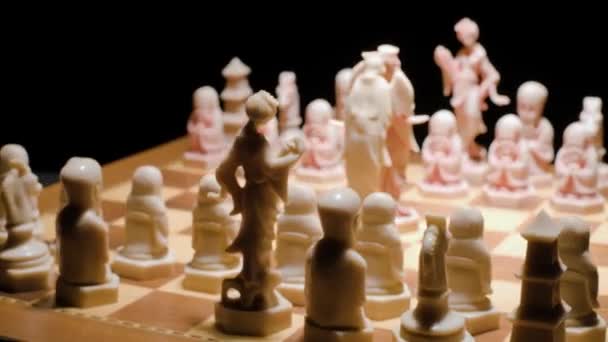 チェスボードの概念は キングスバトルセンターでは ゆっくりと拡大します ボードゲーム — ストック動画