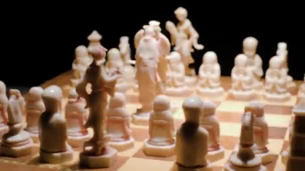 象牙のチェスボード黒い背景に回転し 王が直面する 戦闘の概念 — ストック動画