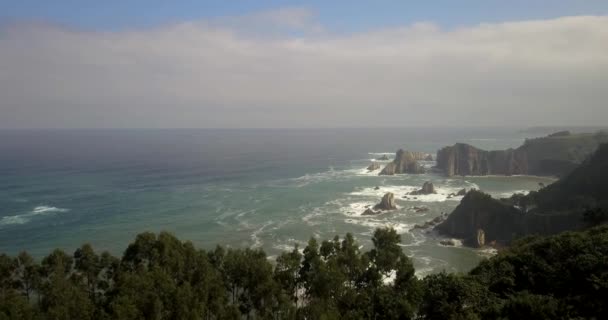 Drone Flying Forwards Revealing Gueirua Wild Beach Cloudy Day Asturias — Stock Video