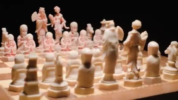 ビューを閉じる 黒を背景に回転チェスボード ゲームのコンセプト — ストック動画